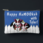 Hanukkah Happy HaMOOkah Zubehörtasche<br><div class="desc">Hanukkah Happy HaMOOkah, Dreidel Game Pouch. Alle Designelemente können bearbeitet werden. Ändern Sie bearbeitbaren Text mit Stil, Farbe und Größe Ihres bevorzugten Schriftartes. Füllen Sie den Beutel mit dreidimensionalen und spielen Sie Leckereien. Spiel an!! Happy Hanukka! Beutel Typ: Druck schneiden Nähen Kleines ZubehörBeutel Typ: Druck schneiden Nähen Kleines Zubehör Pouch...</div>