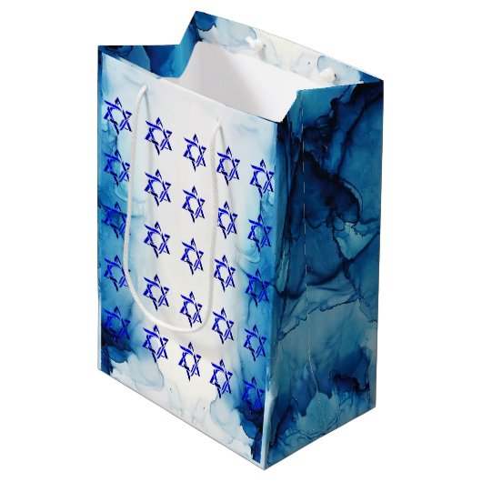 HANUKKAH HEBREW STARS Geschenktasche personalisier Mittlere Geschenktüte (Vorderseite Schrägansicht)