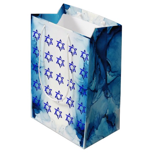 HANUKKAH HEBREW STARS Geschenktasche personalisier Mittlere Geschenktüte (Rückseite Schrägansicht)