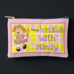 Hanukkah Hübsch in Pink Tootsie Plays Dreidel Zubehörtasche<br><div class="desc">Hanukkah Hübsch in Pink Tootsie Plays Dreidel Game, Pouch. Alle Designelemente können bearbeitet werden. Ändern Sie bearbeitbaren Text mit Stil, Farbe und Größe Ihres bevorzugten Schriftartes. Füllen Sie den Beutel mit dreidimensionalen und spielen Sie Leckereien. Spiel an!! Happy Hanukka! Beutel Typ: Druck schneiden Nähen Kleines Zubehör Pouch Unsere Beutel sind...</div>