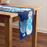 Hanukkah Judenschneemann und Blue Menorah Holiday Großer Tischläufer<br><div class="desc">Ein dunkelblau gestreiftes Hintergrund Sets von diesem Schneemann und Menorah für einen maßgeschneiderten von einem freundlichen Hanukkah Tischläufer. Personalisieren Sie es jetzt! Set Sie am Party oder genießen Sie das Büffet mit dem Sideboard für ein Familienessen während der Festspielsaison. Mit diesem lustigen Design stehen passende Artikel wie Teller und Servietten...</div>