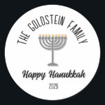 Hanukkah Jüdische Chanuka Personalisiert Familienn Runder Aufkleber<br><div class="desc">Fügen Sie Ihren Hanukkah-Feiern eine festliche Touch mit unserem individuelle Name-Accessoires hinzu! Mit wunderschönen Hanukkah verwandten Gegenständen wie Menorah, Dreidel und Sufganiyote ist dies der perfekte Ort, um Ihre Freunde für die Chanuka zu segnen! Das Highlight? Eine personalisierte Familienname Funktion! Fügen Sie dem Design Ihren Familiennamen hinzu, wie z.B. "The...</div>