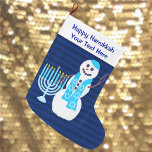 Hanukkah jüdischer Schneemann Blue Menorah für Kin Großer Weihnachtsstrumpf<br><div class="desc">Nur weil du Chanukkah feierst, ist es nicht gemein, dass du keinen Strumpf hängen kannst. Dieser freche Schneemann in seinem leuchtend blauen Stern von David Schal mit seiner ganz eigenen Menorah ist ein originelles Design, das den blauen und weißen Hanukkah-Strumpf noch einzigartiger macht. Personalisieren Sie den Happy Hanukkah-Text mit Namen...</div>