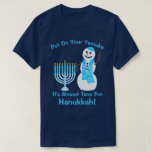 Hanukkah jüdischer Schneemann zieht deinen Yamuka- T-Shirt<br><div class="desc">Zieh deinen Yamuka an, es ist fast Zeit für Hanukkah! Dieses lustige Hanukkah T-Shirt mit Text können Sie anpassen, Features meinem schwingenden Schneemann, gekleidet in seinem hellblauen Yamuka und passend Schal mit einem Star of David Muster, stehend neben seiner blassblauen Menorah mit himmelblauen Kerzen. Dieser niedliche Schneemann ist für Groß...</div>