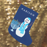 Hanukkah Juwish Snowman Menorah SML Chrismukkah Kleiner Weihnachtsstrumpf<br><div class="desc">Personalisieren Sie diesen bezaubernden Schneemann Strumpf für Chrismukkah oder Hanukkah. Dieser doppelseitige Weihnachts- oder Chrismukkah-Strumpf lässt sich leicht mit einem Namen in weißem Text auf dunkelblauem Hintergrund anpassen, indem die Vorlagen leicht in Textform dargestellt werden. In seinem hellblauen Star Of David Mustertuch mit seiner sehr eigenen hellblauen Menorah macht dieses...</div>