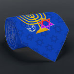 HANUKKAH KRAWATTE<br><div class="desc">Eleganter,  stilvoller,  mittelblauer HANUKKAH Neck Tie,  entworfen mit Imitaten goldenen Menorah,  farbenfroher Stern von David und silberfarbenen dreidel plus OPTIONAL MONOGRAM (erscheint unter dem Imitat goldenen Serif Schriftart). Im Hintergrund ist ein subtile Fliesenmuster des David-Sterns zu sehen. Erhältlich in Mitternachtsblau mit Monogramm.</div>