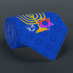 HANUKKAH KRAWATTE<br><div class="desc">Eleganter,  stilvoller,  mittelblauer HANUKKAH Neck Tie,  entworfen mit Imitaten goldenen Menorah,  farbenfroher Stern von David und silberfarbenen dreidel plus OPTIONAL MONOGRAM (erscheint unter dem Imitat goldenen Serif Schriftart). Im Hintergrund ist ein subtile Fliesenmuster des David-Sterns zu sehen. Erhältlich in Mitternachtsblau mit Monogramm.</div>