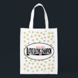 Hanukkah Latke Champion Lebensmitteltasche Wiederverwendbare Einkaufstasche<br><div class="desc">Hanukkah Latke Eating Champion, weiße, zweiseitige Tasche. Alle Designelemente können bearbeitet werden. Alle bearbeitbaren Texte können gelöscht und durch eine eigene Nachricht ersetzt werden. Verwenden Sie Ihre Lieblingsfarbe, Schriftart und Stil. Happy Hanukkah/Chanukah! Stil: Wiederverwendbare Beutel Grün gehen und retten den Planeten mit unserer wiederverwendbaren Lebensmitteltasche! Diese Tasche ist aus einem...</div>