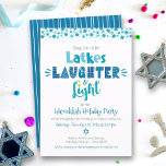 Hanukkah Latke Laghter Light Fun Modernes Party Einladung<br><div class="desc">"Latkes, lachen & leicht." Dieses Jahr ist es an der Zeit, sich mit Ihrer Familie und Freunden zu treffen, um Hanukkah zu feiern. Spaß mit handgefertigter Typografie und Stars von David in staubblau, türkis und aquamarin auf weißem Hintergrund helfen Ihnen, das Lichterfest zu starten. Ein handgezeichnetes weißes Zeilenmuster auf einem...</div>