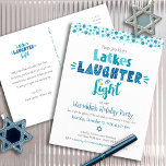 Hanukkah Latke Laghter Light Fun Modernes Party Einladungspostkarte<br><div class="desc">"Latkes, lachen & leicht." Dieses Jahr ist es an der Zeit, sich mit Ihrer Familie und Freunden zu treffen, um Hanukkah zu feiern. Spaß mit handgefertigter Typografie und Stars von David in staubblau, türkis und aquamarin auf weißem Hintergrund helfen Ihnen, das Lichterfest zu starten. Raum für Ihre persönliche Nachricht und...</div>