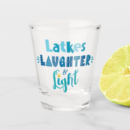 Hanukkah Latkes Laghter Light Bold Fun Typografie Schnapsglas (Vorderseite)