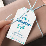 Hanukkah Latkes Laghter Light Typografie Rustikal Geschenkanhänger<br><div class="desc">"Latkes, lachen & leicht." Spaß, skurrile handgefertigte Typografie in staubblauer, türkisfarbener und auf weißem rustikalem Holzfußboden aquamarin, helfen Ihnen, das Lichteffekt zu begehen. Handgezeichnete weiße Linien und ein hellblauer Sternenhimmel von David überlagern einen aquamarinen Hintergrund auf der Rückseite. Stellen Sie sicher, dass Ihre Geschenke mit diesen lustigen, grafischen, modernen, personalisierten...</div>