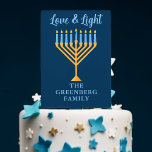 Hanukkah Liebe & Light Custom Blue Gold Menorah Kuchenaufsatz<br><div class="desc">Niedliche Liebe und leichter Kuchentopf für ein jüdisches Familienessen oder ein Chanukah Party mit Synagoge. Personalisieren Sie diesen hübschen Hanukkah-Kuchentopper mit Ihrem eigenen Nachnamen oder Gruppeninformationen in blau unter der hübschen Goldmenorah.</div>