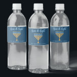 Hanukkah Liebe & Light Custom Blue Menorah Party Wasserflaschenetikett<br><div class="desc">Niedliche Liebe und leichte Hanukkah Party Wasserflaschen Etiketten für eine jüdische Familie Chanukah Abendessen mit einer Synagoge. Personalisieren Sie dieses hübsche Accessoire mit Ihrem eigenen Nachnamen oder Gruppeninformationen in blau unter der hübschen Goldmenorah.</div>
