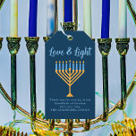 Hanukkah Liebe & Light Custom Menorah Blue Party Geschenkanhänger<br><div class="desc">Niedliche individuelle Liebe und Light Hanukkah Geschenktag für eine jüdische Familie oder ein Chanukah Party mit Synagoge. Personalisieren Sie mit Ihrem eigenen Nachnamen oder Gruppeninformationen in blau unter der hübschen Goldmenorah.</div>