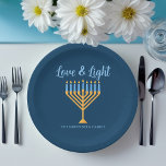 Hanukkah Liebe & Light Custom Menorah Blue Party Pappteller<br><div class="desc">Niedliche Liebe und leichte Hanukkah Papiertafel für ein jüdisches Familienessen oder ein Chanukah Party mit Synagoge. Dieses hübsche Dekor mit Ihrem eigenen Familiennamen oder Gruppeninformationen in blau unter der hübschen Goldmenorah.</div>