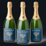 Hanukkah Liebe & Light Custom Menorah Blue Party Schaumweinetikett<br><div class="desc">Niedliche Liebe und leichte Hanukkah Champagnerflasche für eine jüdische Familie oder ein Chanukah Party mit Synagoge. Personalisieren Sie mit Ihrem eigenen Nachnamen oder Gruppe Informationen in blau unter der hübschen Goldmenorah zu geben als Geschenke.</div>
