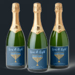 Hanukkah Liebe & Light Custom Menorah Blue Party Schaumweinetikett<br><div class="desc">Niedliche Liebe und leichte Hanukkah Champagnerflasche für eine jüdische Familie oder ein Chanukah Party mit Synagoge. Personalisieren Sie mit Ihrem eigenen Nachnamen oder Gruppe Informationen in blau unter der hübschen Goldmenorah zu geben als Geschenke.</div>