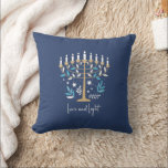 Hanukkah Liebe & Light Floral Menorah Kissen<br><div class="desc">Hanukkah Liebe & leichte florale Menorah Throw Kissen. Personalisieren Sie den benutzerdefinierten Text oben. Weitere Koordinationsgegenstände finden Sie in unserer Kollektion "Floral Hanukkah Menorah und Dreidel".</div>