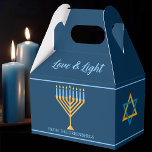 Hanukkah Liebe und Light Menorah Custom Blue Party<br><div class="desc">Niedliche Liebe und Light Hanukkah Gastgeschenk Box für jüdische Familiengeschenke an einem Chanukah Party oder einer Synagoge. Personalisieren Sie mit Ihrem eigenen Nachnamen oder Gruppendaten in blau um die hübsche Goldmedaille und die blaue Menorah.</div>