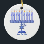 Hanukkah Menorah (anpassbar) Keramik Ornament<br><div class="desc">Sie können dieses schöne Chanukah Geschenk mit einem Namen oder Ihrem eigenen Text personalisieren!</div>