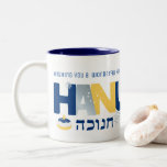 HANUKKAH Menorah Dreidel Coffee Tasse<br><div class="desc">Unsere Hanukkah Gruß TASSE mit einem dreidel, menorah, Gelee Donut und jüdischen Stars von David ist eine schöne, lustige Art, Familie und Freunden ein Happy Hanukkah im Stil zu wünschen. . Personalisieren Sie Ihren Gruß nach Ihren Wünschen und machen Sie es zu einem wahren Teil dieser Art. Anfragen: E-Mail an...</div>