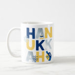 HANUKKAH Menorah Dreidel Kaffeetasse<br><div class="desc">Unsere Hanukkah Gruß TASSE mit einem dreidel, menorah, Gelee Donut und jüdischen Stars von David ist eine schöne, lustige Art, Familie und Freunden ein Happy Hanukkah im Stil zu wünschen. . Personalisieren Sie mit Ihrem persönlichen Gruß auf der Rückseite, um es wirklich eine Art zu machen. Anfragen: Nachricht oder E-Mail...</div>