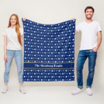 Hanukkah Menorah Dreidel Muster Custom Blue Fleecedecke<br><div class="desc">Schöne,  personalisierte Hanukkah Decke in hübsch blau mit einem coolen Muster Judaism star,  dreidel für lustige Chanukah-Spiele,  und die jüdische Menorah für den Urlaub. Monogram diese Familiendecke für Ihr Wohnzimmer.</div>