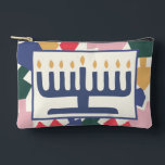 Hanukkah Menorah Dreidels Spiel Zubehörtasche<br><div class="desc">Hanukkah Menorah, Dreidel Game Pouch. Alle Designelemente können bearbeitet werden. Ändern Sie bearbeitbaren Text mit Stil, Farbe und Größe Ihres bevorzugten Schriftartes. Füllen Sie den Beutel mit dreidimensionalen und spielen Sie Leckereien. Spiel an!! Happy Hanukka! Beutel Typ: Druck schneiden Nähen Kleines Zubehör Pouch Unsere Beutel sind in zwei Größen und...</div>