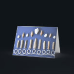 Hanukkah Menorah Feiertagskarte<br><div class="desc">Erstellen Sie bei uns Ihre individuelle Urlaubskarte! Erfüllen Sie Ihre Urlaubskartenwünsche, indem Sie Ihre eigene Nachricht, ein Foto für die ganze Familie eingeben oder so behalten werden, wie es ist! Ein Teil der Erlöse aus der Urlaubskarte geht an die BoatUS Foundation für die Sicherheit und das saubere Wasser des Schiffes....</div>
