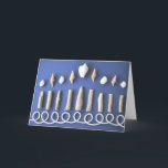 Hanukkah Menorah Feiertagskarte<br><div class="desc">Erstellen Sie bei uns Ihre individuelle Urlaubskarte! Erfüllen Sie Ihre Urlaubskartenwünsche, indem Sie Ihre eigene Nachricht, ein Foto für die ganze Familie eingeben oder so behalten werden, wie es ist! Ein Teil der Erlöse aus der Urlaubskarte geht an die BoatUS Foundation für die Sicherheit und das saubere Wasser des Schiffes....</div>