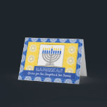 Hanukkah Menorah für eine Tochter und Familie Feiertagskarte<br><div class="desc">Eine silberne Menorah mit blauen Kerzen auf verziertem Hintergrund schmückt das Cover dieser Happy Hanukkah-Karte für eine Tochter und ihre Familie. Die Karte hat einen Mosaikfliesen-Textur-Look. Art,  Bild und Vers Copyright © Shoaff Ballanger Studios,  2023.</div>