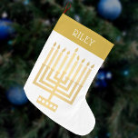 Hanukkah Menorah Gold Tone Elegante Moderne Großer Weihnachtsstrumpf<br><div class="desc">Dieses elegante und moderne Stil Hanukkah Menorah Strumpf personalisieren, indem ein Name in Weiß zu den goldenen Ton "cuff" Design. Das Design ist schlicht und einfach mit meinem originalen quadratischen Stil Menorah in Imitat Gold auf Weiß und ein einfacher, aber interessanter Schriftart für den Namen. Egal ob Sie Chanuka feiern...</div>