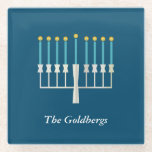 Hanukkah Menorah in Blue Custom Familienname Glasuntersetzer<br><div class="desc">Feiern Sie das Festival der Lichter mit diesem eleganten Untersetzer,  der mit einem minimalistischen Menorah-Design auf tiefblauem Hintergrund besticht. Ideal für Hanukkah Ansammlungen oder als nachdenkliches Geschenk,  kann dieser Untersetzer mit Ihrem Familiennamen personalisiert werden,  indem er Ihrem Urlaubsstil eine besondere Touch verleiht.</div>