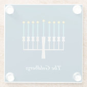 Hanukkah Menorah in Blue Custom Familienname Glasuntersetzer (Rückseite)