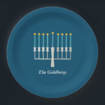 Hanukkah Menorah in Blue Custom Familienname Pappteller<br><div class="desc">Dieses stilvolle Set mit individueller Papierplatte zeichnet sich durch ein Hanukkah-Design aus,  das minimalistisch in blau gehalten ist. Personalisieren Sie es mit Ihrem Namen. Tolle Geschenkidee!</div>