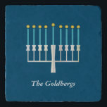 Hanukkah Menorah in Blue Custom Familienname Töpfeuntersetzer<br><div class="desc">Dieses stilvolle,  individuelle Trivet besticht durch ein Hanukkah-Design einer minimalistischen menorah in blau. Personalisieren Sie es mit Ihrem Namen. Tolle Geschenkidee!</div>
