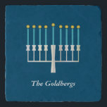Hanukkah Menorah in Blue Custom Familienname Töpfeuntersetzer<br><div class="desc">Dieses stilvolle,  individuelle Trivet besticht durch ein Hanukkah-Design einer minimalistischen menorah in blau. Personalisieren Sie es mit Ihrem Namen. Tolle Geschenkidee!</div>
