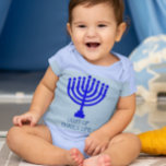 Hanukkah Menorah Licht meines Lebens Baby Strampler<br><div class="desc">Dieses niedliche Shirt zeigt eine Menorah und kann mit beliebigem Namen oder Titel angepasst werden,  um Ihre Zuneigung zu zeigen!</div>