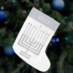 Hanukkah Menorah Silver Tone Elegant Moderne Großer Weihnachtsstrumpf<br><div class="desc">Dieses elegante und moderne Stil Hanukkah Menorah Strumpf personalisieren, indem Sie einen Namen in Weiß zu den silbernen Ton "cuff" Design. Das Design ist schlicht und einfach mit meinem originalen quadratischen Stil Menorah in Imitaten silber auf Weiß und ein einfacher, aber interessanter Schriftart für den Namen. Egal ob Sie Chanuka...</div>