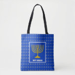 HANUKKAH| Menorah| Star David | Personalisiert Blu Tasche<br><div class="desc">Stilvolle Feste auf dem ganzen Print blau TOTE BAG mit Imitate silbernen Stern von David in subtilen Hintergrundmuster. Der Text mit Platzhaltern ist benutzerdefinierbar, sodass Sie HAPPY HANUKKAH zu einem Gruß Ihrer Wahl (Text ähnlicher Länge), Ihrem Namen oder Text in Ihrer eigenen Sprache ändern können. Teil der HANUKKAH Kollektion. Weitere...</div>