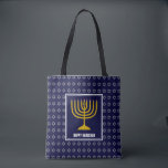 HANUKKAH Menorah Star David Personalisiert Navy Bl Tasche<br><div class="desc">Stilvolle Festspiele auf der ganzen Printmarinerie blau TOTE BAG mit Imitaten silberner Star von David in subtilen Hintergrundmuster. Der Platzhaltertext kann so angepasst werden, dass Sie HAPPY HANUKKAH in einen Gruß Ihrer Wahl (Text ähnlicher Länge), Ihren Namen oder Text in Ihrer eigenen Sprache ändern können. Teil der HANUKKAH Kollektion. Weitere...</div>