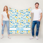 Hanukkah Menorahs Personalisiert Fleecedecke<br><div class="desc">Diese fantastische Hanukkah Fleecedecke wird Ihnen ein festliches, lustiges und feierliches Gefühl Ihrer Zuhause geben! Es hat Menorahs, Sterne von David, Gelt, und dreiköpfige in Blues und Gold. Jedes Kind wird in seiner eigenen Decke mit seinem Namen in Liebe sein, um fernzusehen oder sich jeden Abend in das Bett zu...</div>