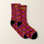 Hanukkah| Monogramm Burgund| STAR DAVID Socken<br><div class="desc">Stilvolle, bordeauxrote StAR DER DAVID HANUKKAH Socken, die mit einem bunten Stern von David in einem vertikalen, gefliesten Muster entworfen wurden. Es gibt ein individualisierbares TRIPLE MONOGRAM, das Sie mit Ihren eigenen Initialen PERSONALISIEREN können.Das Design wird innen und außen wiederholt. Ideal für Weihnachten und Geburtstage, besonders für Hanukkah.Erhältlich in anderen...</div>