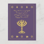 Hanukkah Motif lila Postkarte<br><div class="desc">©Floating Lemons ALLE PRODUKTE SIND VOLLSTÄNDIG KÖNNBAR.
 Moderne zeitgenössische Hanukkah entwirft mit blassgelben grafischen Motiven der Menorah,  dreidel,  Stern von David und Torah auf einem lila Hintergrund.</div>