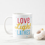 Hanukkah Party Liebe Light Latches Personalisiert Kaffeetasse<br><div class="desc">Unsere Hanukkah Party Liebe Light Latkes Personalisiert Funny Quote Kaffee Tasse wird jeden in Holiday Geist bringen! Dress up your morgendlichen Kaffee für die Ferien. Ein personalisierter Schlamm ist ein tolles Urlaubsgeschenk für besondere Familien, Freunde und Kunden. Das farbenfrohe, humorvolle Sprichwort zeichnet sich durch den schwarz-sternigen Nachtuntergrund aus. Voll mit...</div>