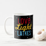 Hanukkah Party Liebe Light Latches Personalisiert Kaffeetasse<br><div class="desc">Unsere Hanukkah Party Liebe Light Latkes Personalisiert Funny Quote Kaffee Tasse wird jeden in Holiday Geist bringen! Dress up your morgendlichen Kaffee für die Ferien. Ein personalisierter Schlamm ist ein tolles Urlaubsgeschenk für besondere Familien, Freunde und Kunden. Das farbenfrohe, humorvolle Sprichwort zeichnet sich durch den schwarz-sternigen Nachtuntergrund aus. Voll mit...</div>