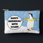 Hanukkah Penguin Says Zubehörtasche<br><div class="desc">Hanukkah Penguin sagt, Dreidel Game Pouch. Alle Designelemente können bearbeitet werden. Ändern Sie bearbeitbaren Text mit Stil, Farbe und Größe Ihres bevorzugten Schriftartes. Füllen Sie den Beutel mit dreidimensionalen und spielen Sie Leckereien. Spiel an!! Happy Hanukka! Beutel Typ: Druck schneiden Nähen Kleines Zubehör Pouch Unsere Beutel sind in zwei Größen...</div>