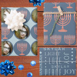 Hanukkah Rustic Menorah Festlicher Urlaub Foto Geschenkpapier Set<br><div class="desc">Personalisieren Sie diese maßgeschneiderte Hanukkah Geschenkpackung mit Ihrem Foto und einem Kindernamen für eine Art Verpackungspapier für Ihre Festspielfeier. Das dreiseitige Sortiment beginnt mit Blatt 1 und Ihrem Lieblings-Foto gerahmt in blau mit abwechselnden dunkelblauen Kreise mit einem Imitat Holz-Menorah in jedem, alles Set auf einem Hintergrund von hellblau. Blatt 2...</div>
