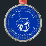 HANUKKAH SAMEACH | Chanukah | Dreidel Ornament Aus Metall<br><div class="desc">Stilvolles HANUKKAH SAMEACH Ornament mit Imitaten silberner Star von David in einem gefliesten Muster und einem großen weißen Dreifach in der Mitte. Die Hintergrundfarbe ist Cobalt Blue. Der Text liest HANUKKAH SAMEACH oben, und am unteren Rand ein GROSSER WUNDER PASSIERT. Beide sind KUNDENBAR, wenn Sie durch einen Namen oder einen...</div>